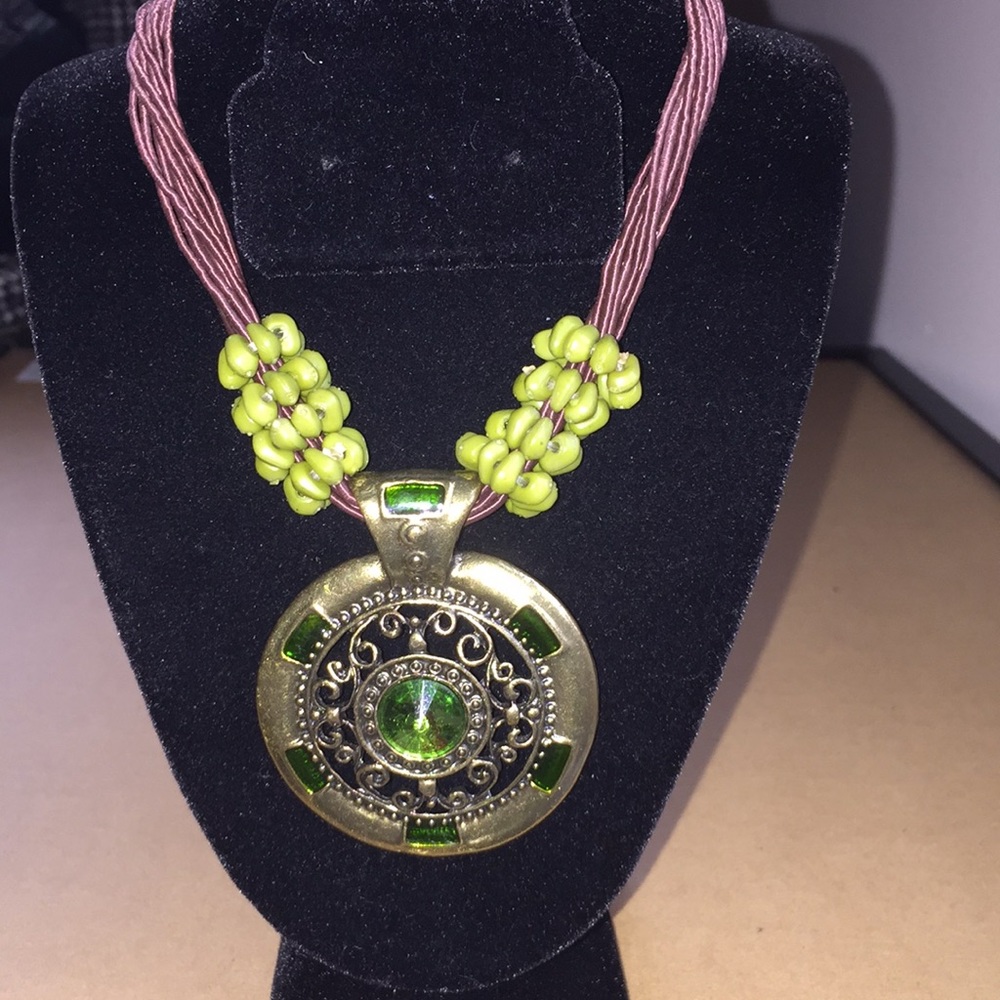 ✨Antique gold with green stone pendant necklace 💫